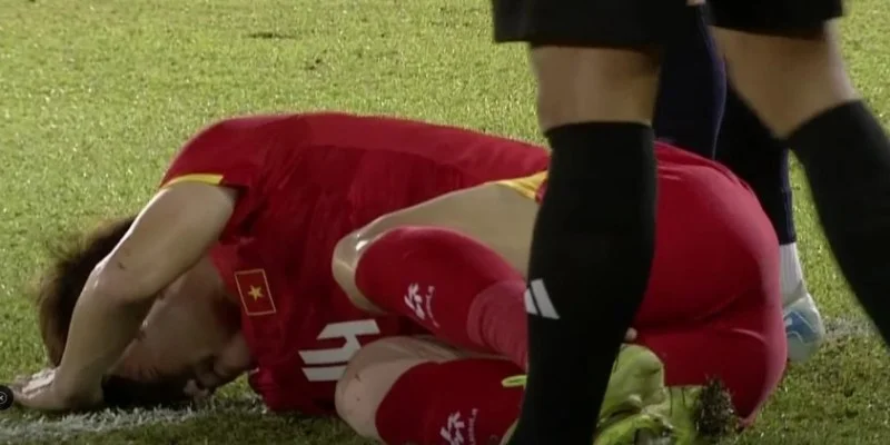 Tiền vệ Hoàng Đức gặp chấn thương trong trận gặp Campuchia